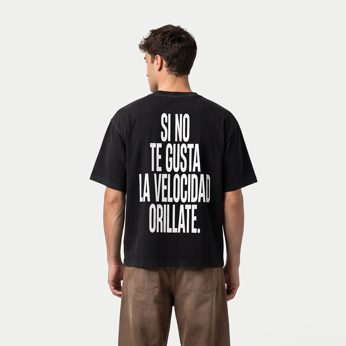 Detalle de la camiseta negra «Si no te gusta la velocidad orillate» de Caracas Merch llevada por un modelo